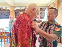 Kodim 1309 Manado Bagi-Bagi Batik di Pulau Bunaken