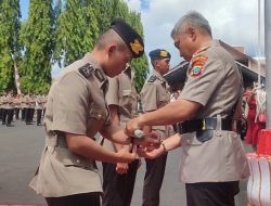 Luar Biasa,Kapolda Sulut Berikan Jam Tangan Pribadi ke Bintara Polri Ini