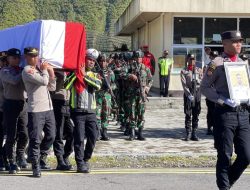 Gugur dalam Tugas, Jenazah Bripka Anumerta Ronald M Enok Dimakamkan di Sentani