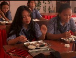Siswa SMPN  4 Manado Terima Program Makanan Bergizi Gratis dengan Antusias