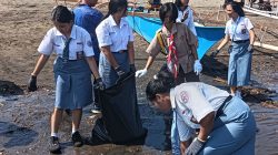 Jelang HUT ke-81 TNI, Kodaeral VIII Menggelar Bersih Laut, Baksos dan Bakti Kesehatan